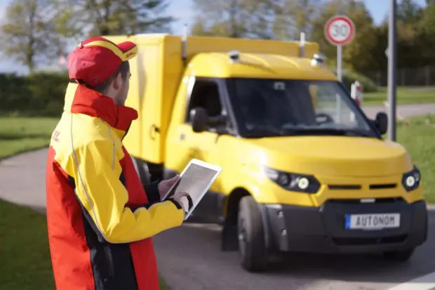 Mit Sensortechnik von ZF sowie der KI-fähigen Steuerbox ZF ProAI von ZF und NVIDIA baut Deutsche Post DHL Group ab 2018 eine Testflotte autonom fahrender StreetScooter-Lieferfahrzeuge auf. (Foto: DPDHL)