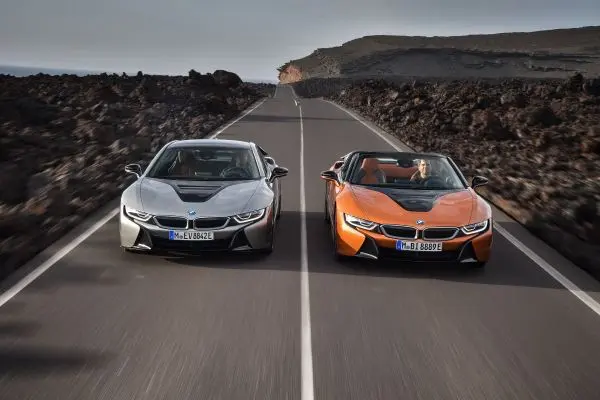 Der neue BMW i8 Roadster und das neue BMW i8 Coupé. (Foto: BMW)